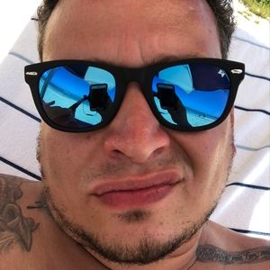 Meet your Posher, Ray